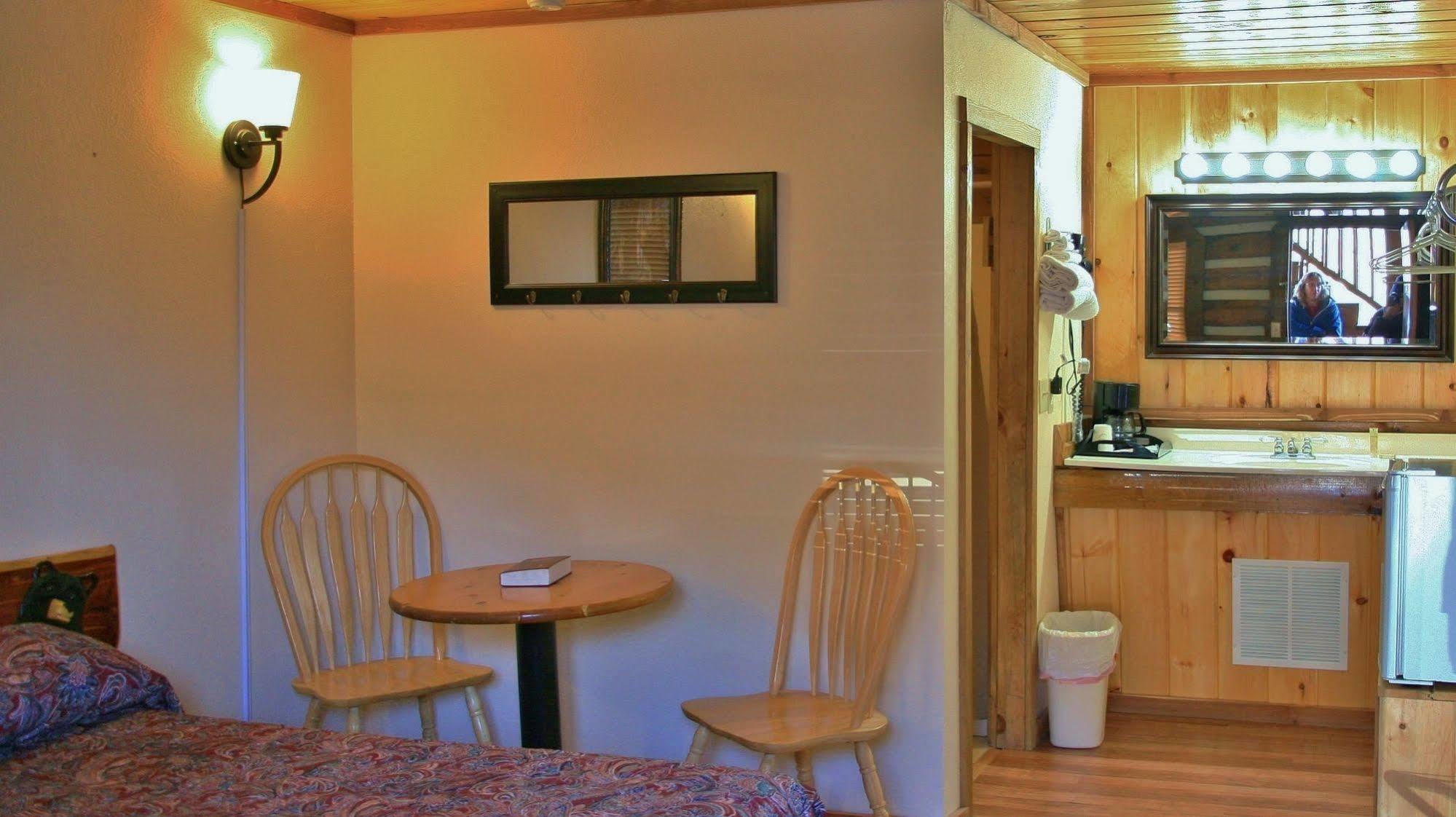 Black Bear Lodge Motel Slade Bagian luar foto
